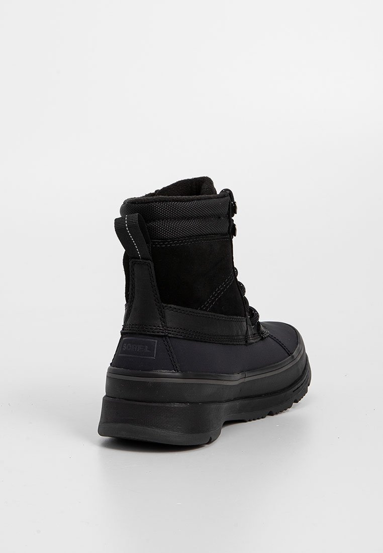 Schwarze Knöchelstiefel aus einer Kombination von Wildleder und wasserdichtem Material. Verfügt über eine dicke Gummisohle, verstärkten Absatz und ein verstellbares Schnürdesign.