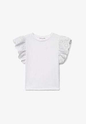 Top bianco a maniche corte con maniche a volant in pizzo a occhiello smerlato e scollo rotondo, posato su sfondo bianco.