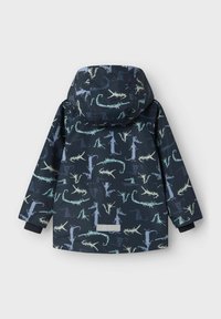 Giacca blu navy con cappuccio e un motivo a stampa di creature marine in verde chiaro e blu. Realizzata in materiale impermeabile.