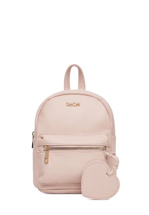 Kleiner, hellrosa texturierter Rucksack mit Frontreißverschlusstasche, goldenem Reißverschluss, "DeeZee"-Logo und angebrachtem herzförmigen Accessoire.
