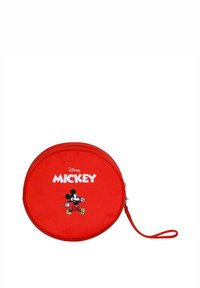 Ronde rode tas van stof met een rits. Voorzien van een afbeelding van Mickey Mouse en de tekst "Disney MICKEY" in het wit.