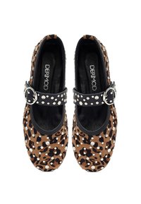 Bruine luipaardprint schoenen met zwarte accenten, ronde neus, zijgespelde sluiting en zilveren studs. Zachte textuur met een gladde binnenvoering.