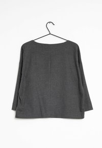 Grijze lange mouw top weergegeven op een zwarte hanger. Heeft een brede halslijn, een losse pasvorm en een zachte textuur met een subtiel heatherpatroon.