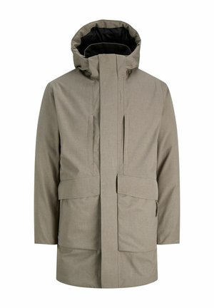 Parka longue beige pour homme avec capuche, poches avant à rabat et fermeture éclair avant recouverte d’un rabat en tissu.
