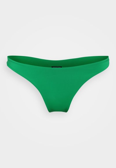 Grønn bikini-bunn med glatt, elastisk stoff, lavt liv og minimal dekning. Ingen synlig maskinvare eller mønstre.