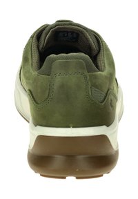 Sneaker verde in suede con tallone testurizzato, suola in gomma bianca e colletto imbottito. Presenta dettagli di cucitura e un sistema di estrazione sul retro.