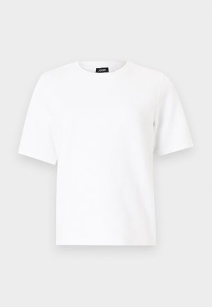 Valge lühikeste varrukatega T-särk, millel on ümmargune kaelus ja väike must brändimärk "JOOP!" krae juures, ühtlasel heledal hallil taustal.