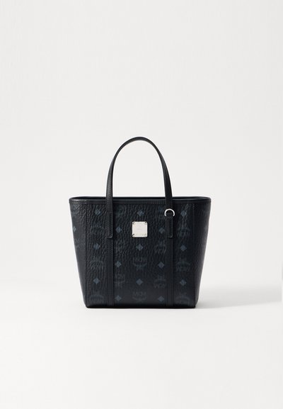 Borsa a tracolla nera in pelle con finitura testurizzata, dotata di doppi manici e accentuazione con logo quadrato. Il motivo monogramma ricopre l'esterno.