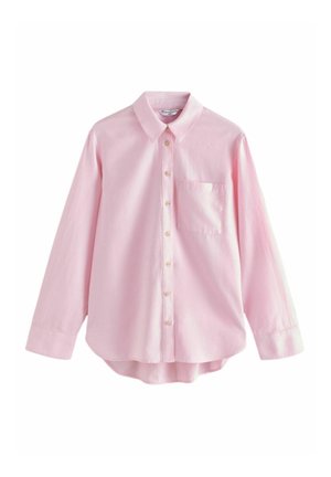 Chemise rose clair à manches longues, boutonnée, avec col et une poche poitrine, présentée sur fond blanc.