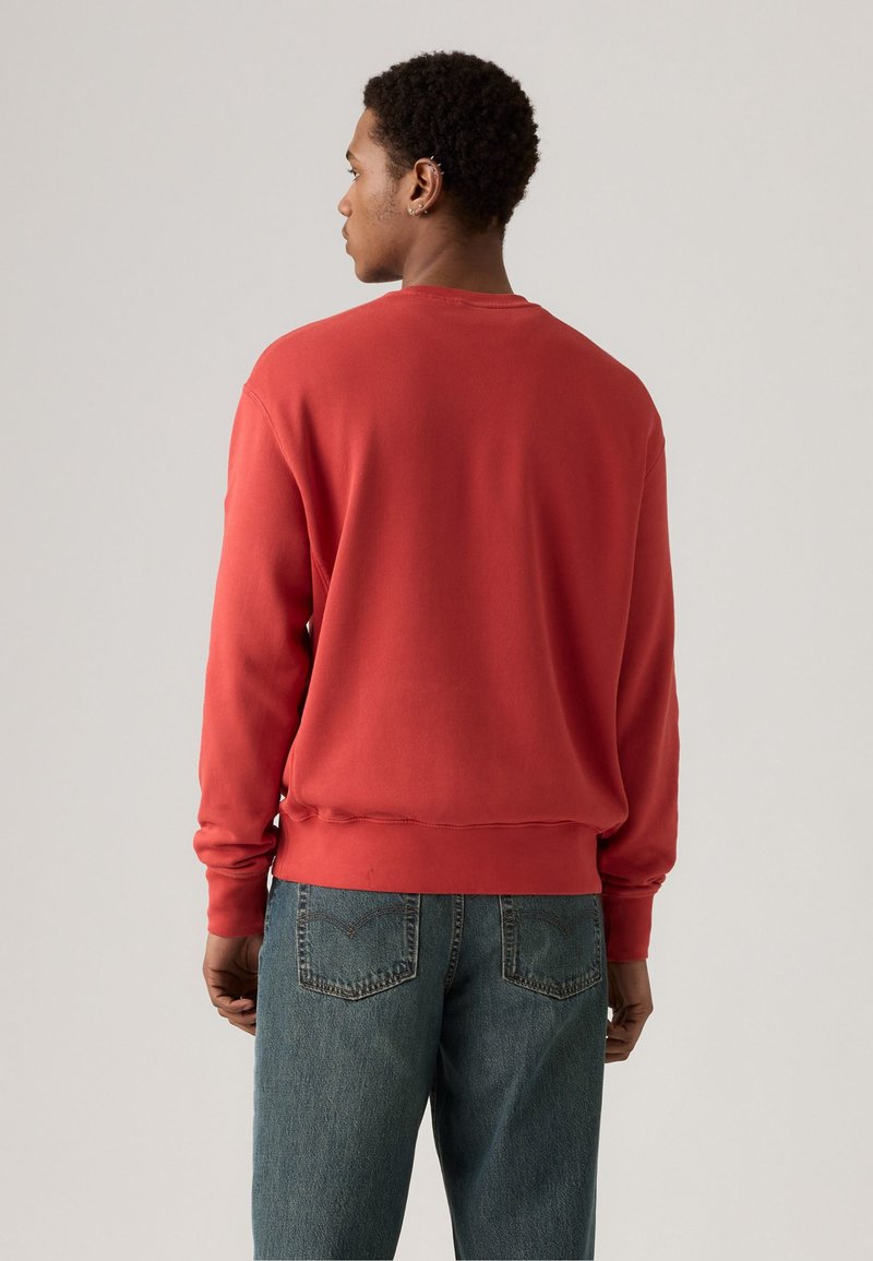 Levi's® AUTHENTIC CREW - Mikina - garment dye jalapeno