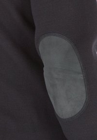 Pull en tricot noir avec une finition texturée, arborant des patchs en daim gris au niveau des coudes et une coupe ajustée sur les manches.