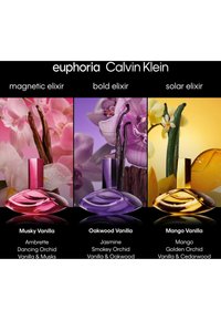 Trois flacons d'élixir Calvin Klein Euphoria en rose, violet et or, avec des orchidées, des gousses de vanille et des fèves vertes mettant en valeur les parfums.