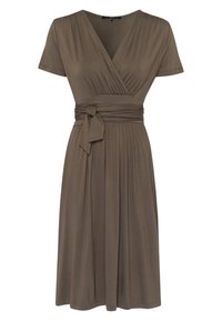 Robe enveloppe marron à manches courtes, avec une taille à nouer, une jupe froncée et une texture de tissu douce. Elle présente un décolleté en V profond et un design mi-long.