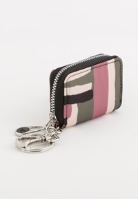 Cartera compacta con cremallera en tela multicolor que presenta rayas abstractas. Incluye un clip de llavero plateado y una superficie texturizada.