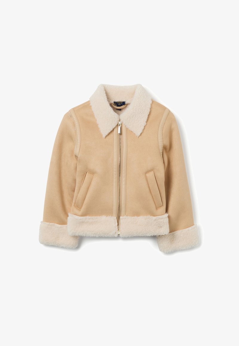 Beige Kunstwildlederjacke mit einem cremefarbenen Schafswollkragen und -manschetten, ausgestattet mit einem Frontreißverschluss und zwei seitlichen Taschen. Kurzes Design.