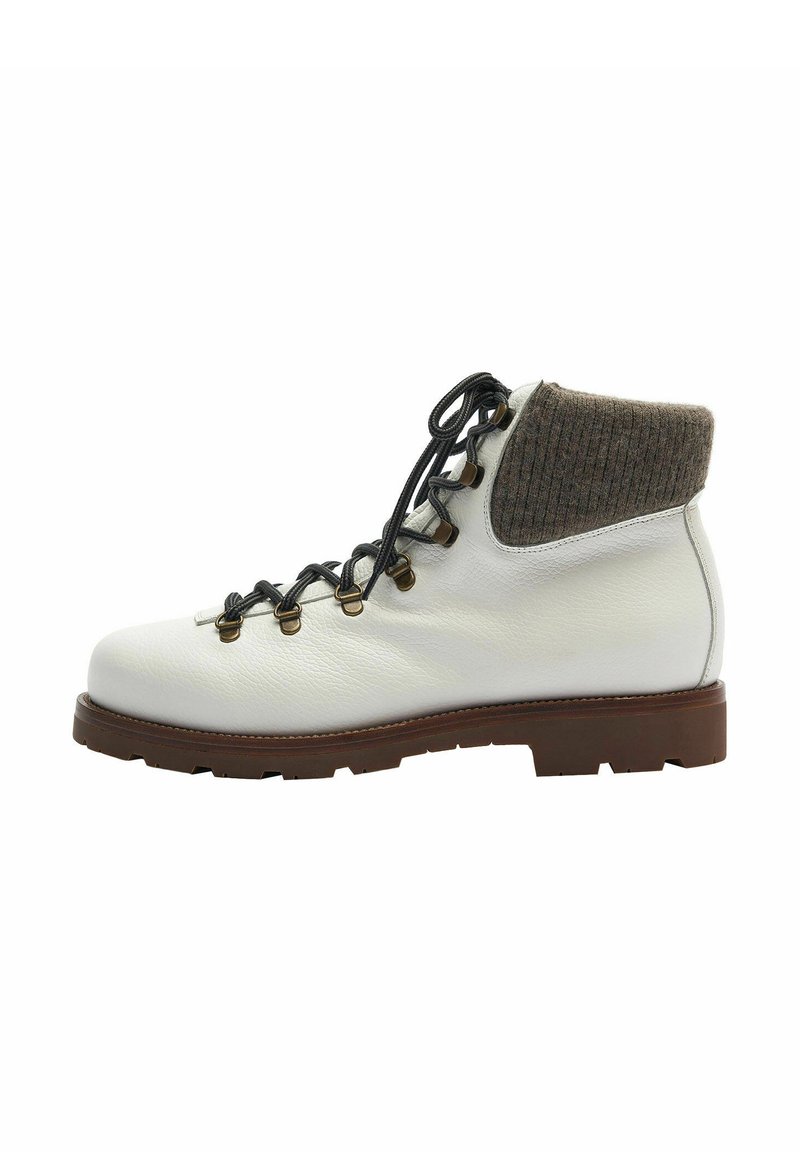 Stivale da hiking in pelle bianca con suola in gomma marrone, dettagli in metallo, lacci neri e un risvolto in maglia marrone testurizzata alla caviglia.
