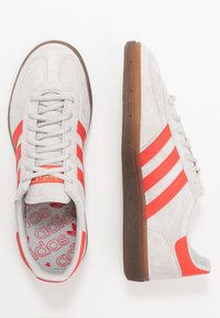 adidas Originals HANDBALL SPEZIAL - Sneakers low - grey two/hi-res red /gold metallic