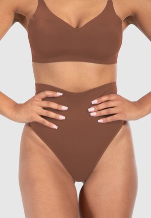 Set di reggiseno marrone e mutandine a vita alta realizzato in tessuto morbido, caratterizzato da un design senza cuciture e una leggera lucentezza. Nessun hardware o motivo visibile.