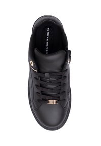 Sneaker in pelle nera con design a lacci, accenti in oro sulla linguetta e un colletto imbottito. Presenta una soletta con logo.