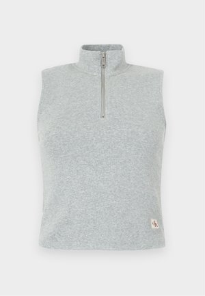 Pull sans manches gris clair avec un col haut, demi-zip à l'avant, texture côtelée et petite étiquette logo en bas à gauche.