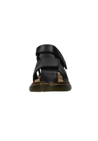 Černá kožená sandál s nastavitelnými popruhy, otevřeným designem, prošívanými detaily a texturovanou podrážkou. Vybavený interiérem v odstínu tan.