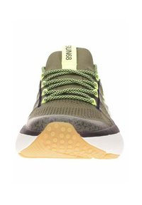 Scarpa sportiva verde oliva con tomaia in maglia testurizzata, dettagli neri, lacci riflettenti gialli e suola in gomma con battistrada circolare.