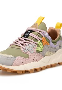 Vícebarevná sneakers s kombinací semišových a textilních materiálů. Barvy zahrnují zelenou, růžovou, fialovou a oranžovou s texturovanou podrážkou.