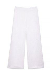 Pantalon blanc à jambes larges et courtes, taille haute, en tissu légèrement texturé, étalé à plat sur un fond blanc.