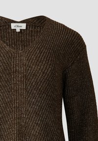 Ciemnobrązowy sweter w splot V z prążkowanym wzorem, z widoczną metką s.Oliver w rozmiarze 36 przy kołnierzu.