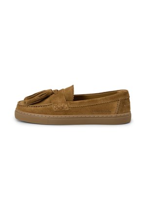 Mocassin en daim marron avec détail à pompon et semelle en caoutchouc, vue latérale, style chaussure décontractée à enfiler.