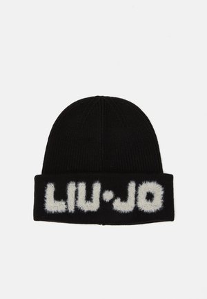 Zwarte gebreide beanie met omgeslagen boord en pluizige witte letters die "LIU•JO" aan de voorkant spellen.