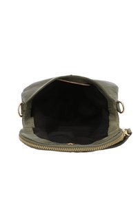 Borsa in pelle verde oliva con cerniera dorata. Il design aperto rivela una fodera in tessuto nero. Presenta anelli laterali in metallo per le cinghie.