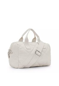 Biała torebka pikowana z podwójnymi uchwytami u góry, regulowanym paskiem na ramię oraz zamkiem błyskawicznym. Miękka tekstura i kompaktowy, zaokrąglony kształt.