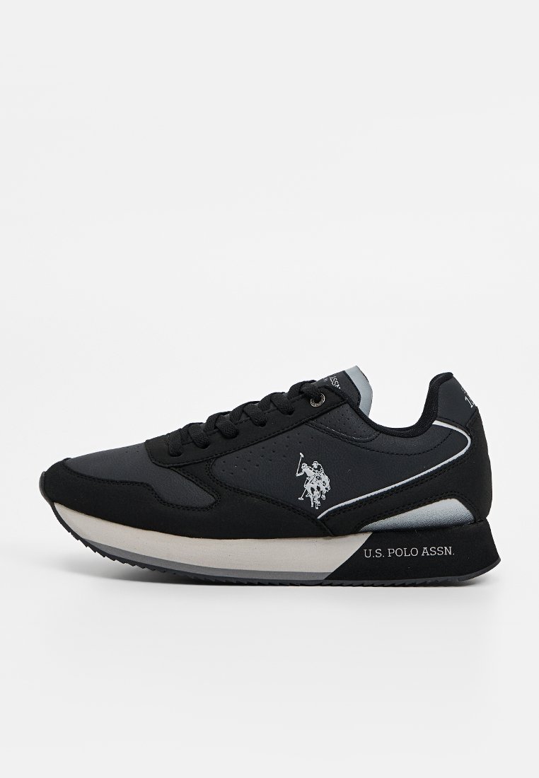 Czarne buty sportowe z zamszowego i siatkowego materiału, zaokrąglony nosek, szare akcenty, perforowane detale oraz logo U.S. Polo Assn.