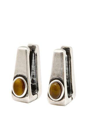 Orecchini in metallo argento con design geometrico, dotati di un accento in pietra marrone rotonda alla base e una finitura lucida e strutturata.
