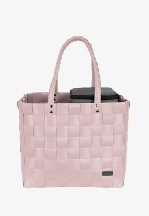Rosa geflochtene Tragetasche mit doppelten Griffen, ausgestattet mit einem einfarbigen Boden, zwei silbernen Akzenten und einem abnehmbaren schwarzen Aufbewahrungssäckchen im Inneren.