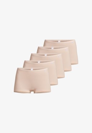 Viisi beigen väristä puuvillabokseria, joissa on sileä tekstiili, keskipitkä vyötärö ja pieni logolappu vyötärönauhassa.