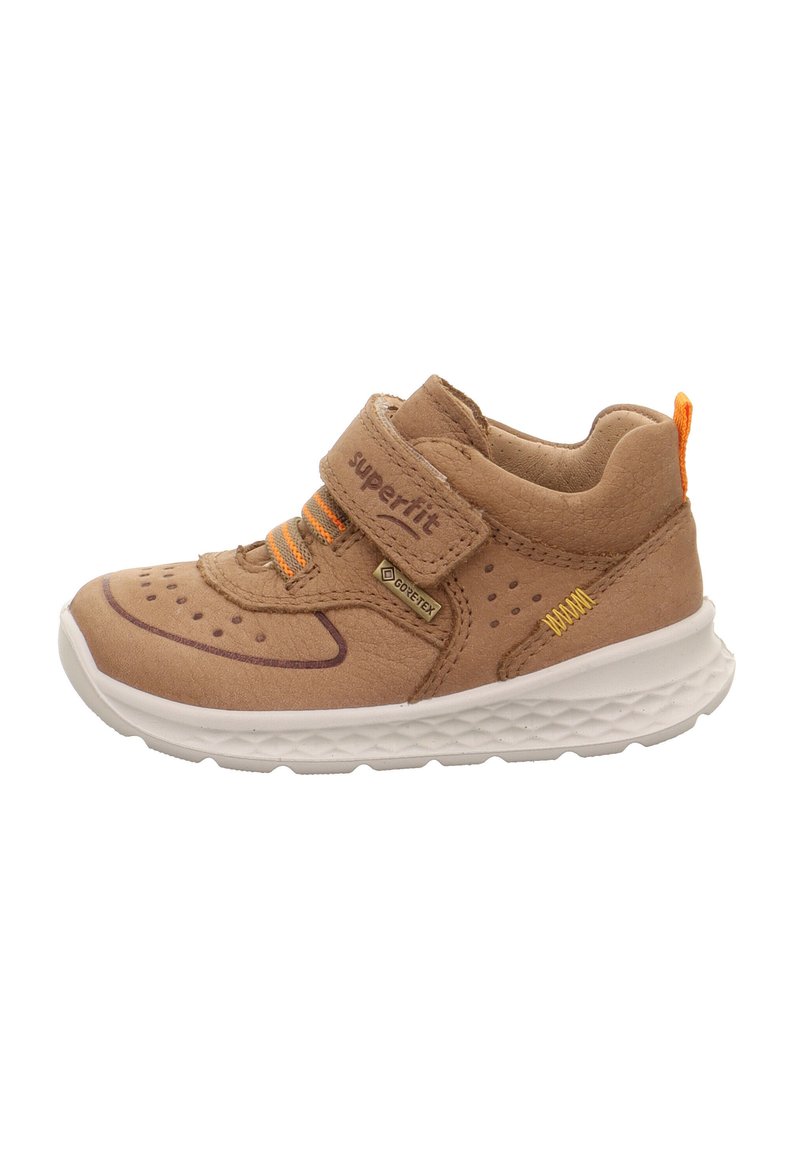 Beige Kinder-Sneaker mit Klettverschluss, orangefarbene Akzente, atmungsaktive Belüftungen und einer gummierten Sohle für besseren Grip. GORE-TEX-Branding vorhanden.