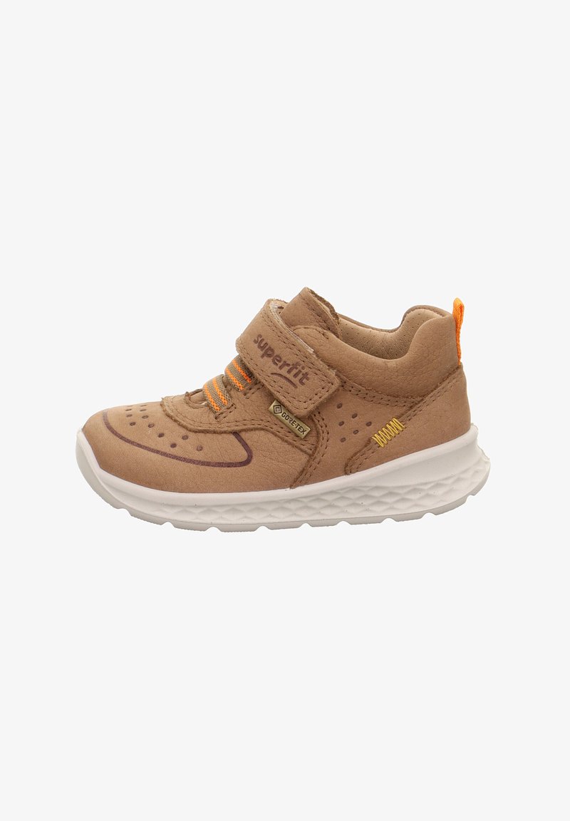 Beige Kinder-Sneaker mit Klettverschluss, orangefarbene Akzente, atmungsaktive Belüftungen und einer gummierten Sohle für besseren Grip. GORE-TEX-Branding vorhanden.