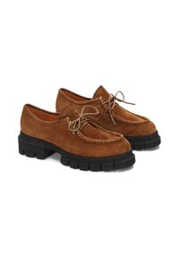 Pantofi din suede maro cu vârful rotund, accente din piele, detalii cu șireturi și o talpă groasă din cauciuc negru. Design cusut în jurul marginii.