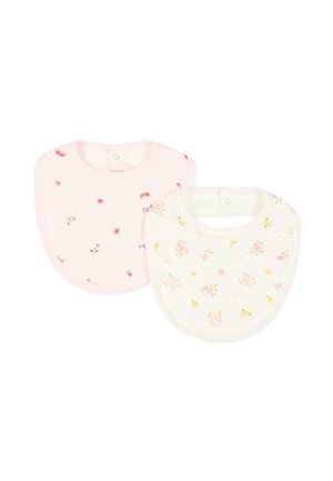 Dwa miękkie śliniaczki dla niemowląt, jeden różowy z małymi czerwonymi kwiatowymi nadrukami, drugi biały z malutkimi różowymi i żółtymi kwiatkami, oba z zapięciem na zatrzaski.