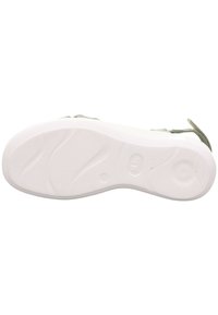 But sportowy z teksturowaną, białą gumową podeszwą i jasnoszarym materiałem górnym, charakteryzujący się minimalistycznym designem oraz brakiem widocznego logo.