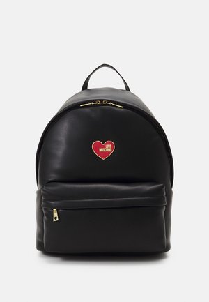 Zaino in finta pelle nera con forma arrotondata. Presenta una cerniera dorata, tasca frontale e logo a forma di cuore rosso con il testo "LOVE MOSCHINO".