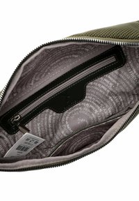 Borsa con zip dal rivestimento verde texturizzato, con interno beige foderato da una stampa ripetitiva di testo. Include una piccola tasca con zip.