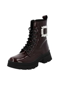 Botín de tobillo de charol burdeos oscuro con suela de goma negra, diseño de cordones y hebilla decorativa incrustada de gemas en el lateral.