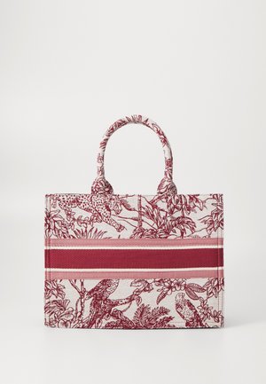 Prostokątna torba na ramię z burgundowym i białym wzorem kwiatowym oraz zwierzęcym, z szerokim poziomym paskiem w kolorze burgundowym i materiałowymi rączkami.