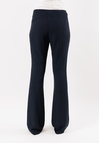 Pantaloni wide-leg blu realizzati in tessuto morbido, con cintura aderente, cuciture discrete e un orlo inferiore fluente per una silhouette rilassata.