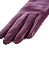Lederhandschuh in tiefem Violett mit drei verlängerten Fingern, glatter Textur und kontrastierender roter Naht entlang der Kanten.