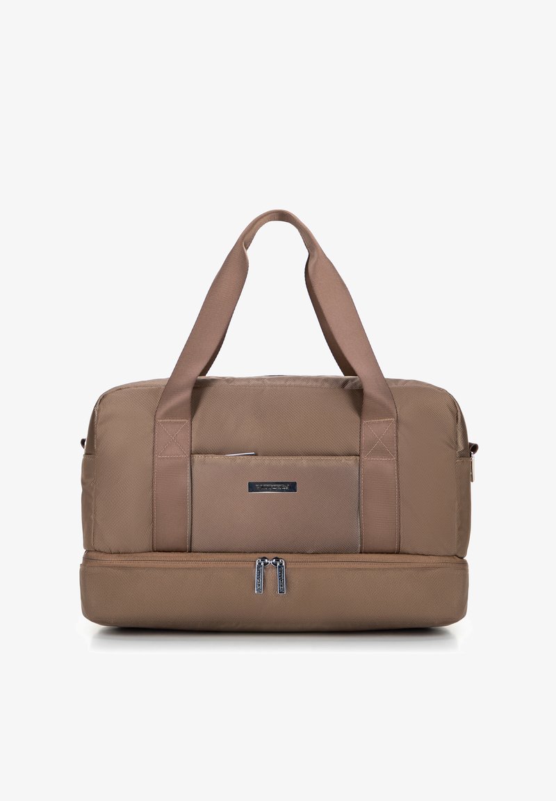 Brązowa torba podróżna z materiału, z dwiema uchwytami, przednią kieszenią na zamek oraz dwoma bocznymi zamkami błyskawicznymi. Teksturowana powierzchnia z wzmocnionymi stębnowaniami.