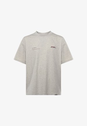 Grijs katoenen T-shirt met korte mouwen, voorzien van een ronde hals en een subtiele borduring aan de voorkant in rood en zwart, voor een contrasterend detail.